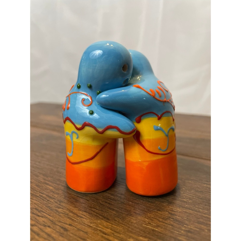 DEL RIO SALADO HUGGING SALT & PEPPER‎ SHAKER SET Hand Painted NEW